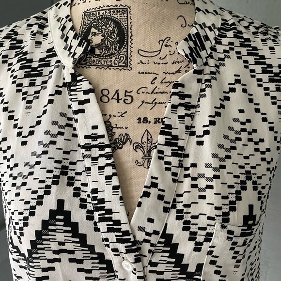 Collective Concepts Sleeveless Blouse - Picture 2 of 5